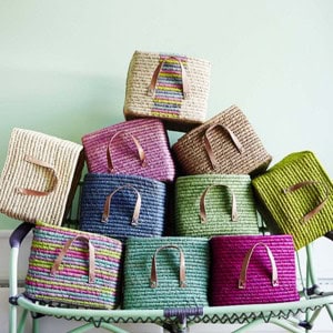 Detail of Panier cube de rangement rose