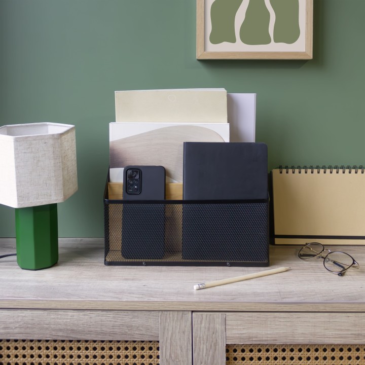 Porte-courrier en métal noir avec bambou
