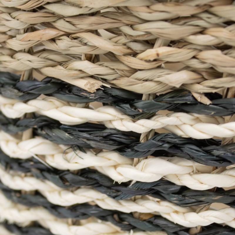 Detail of Panier rond bicolore en jonc de mer naturel et noir