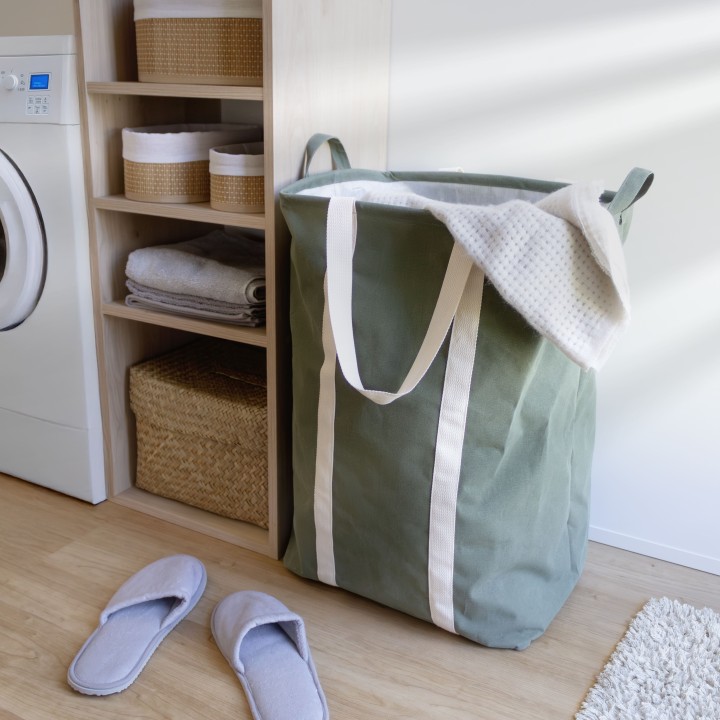 Panier à linge en polycoton vert et anses blanches