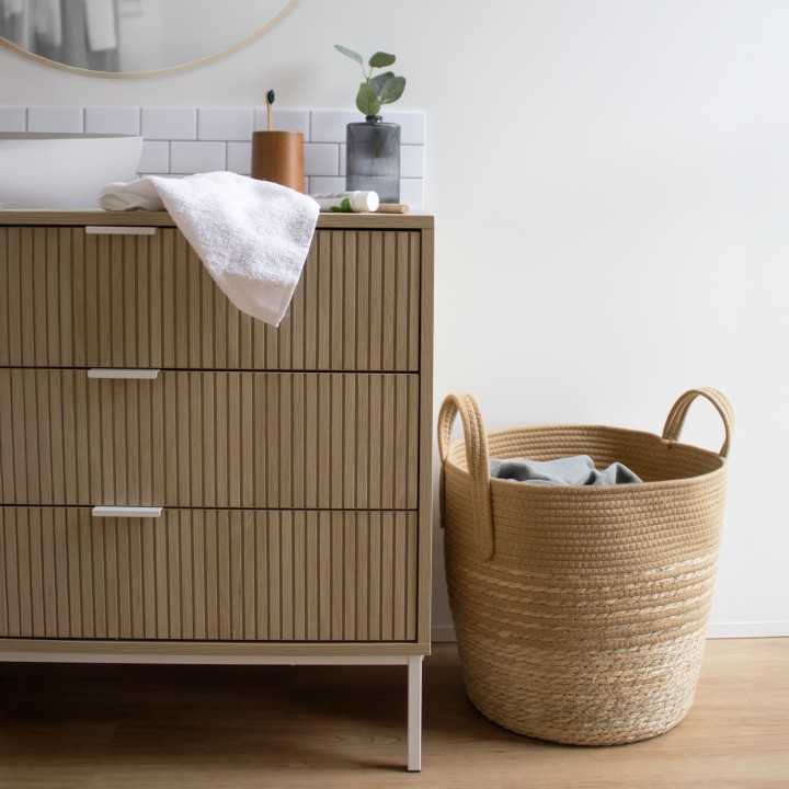 Panier à linge bicolore en jonc de mer ocre