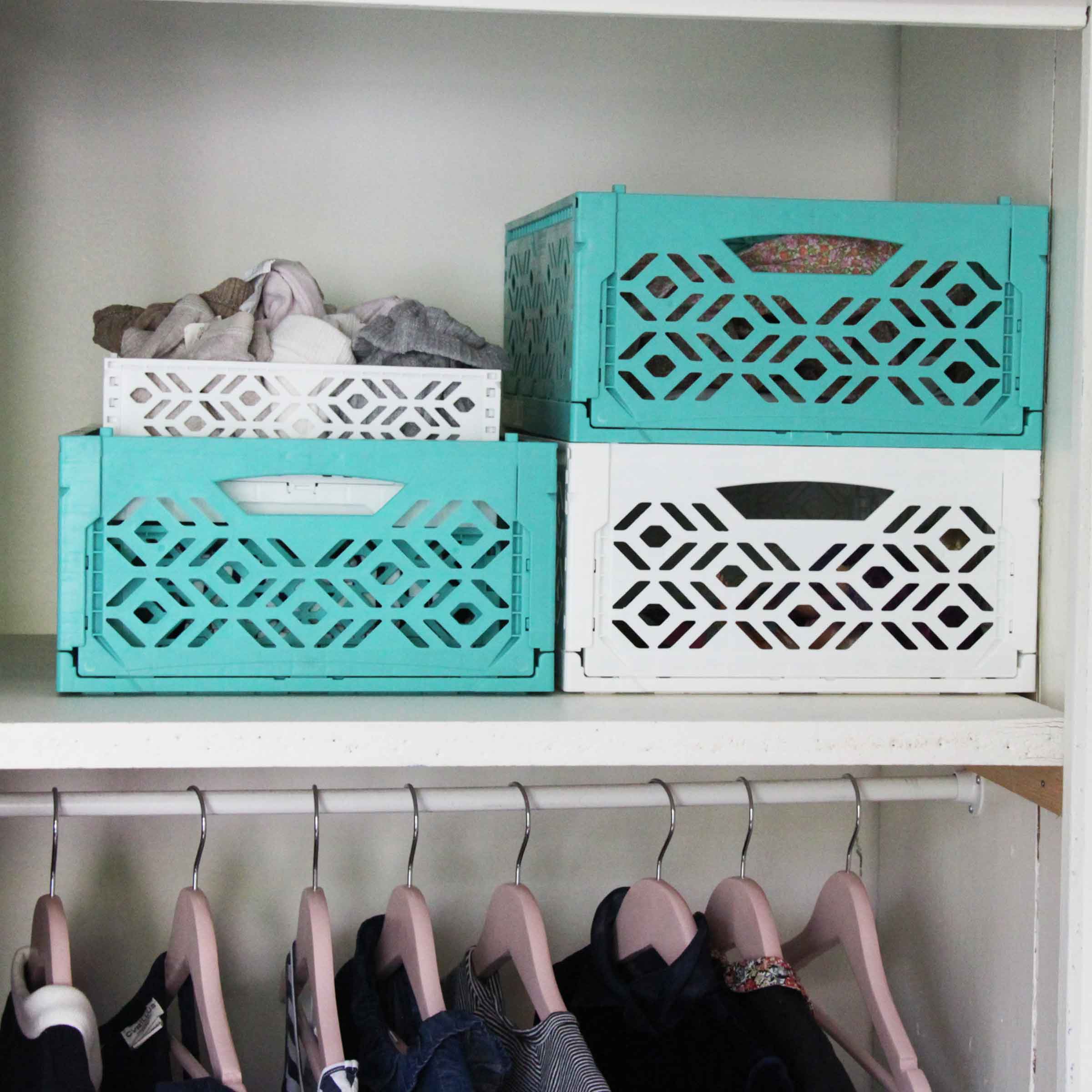 mini cagette rectangulaire en plastique ajouré turquoise empilable et pliable