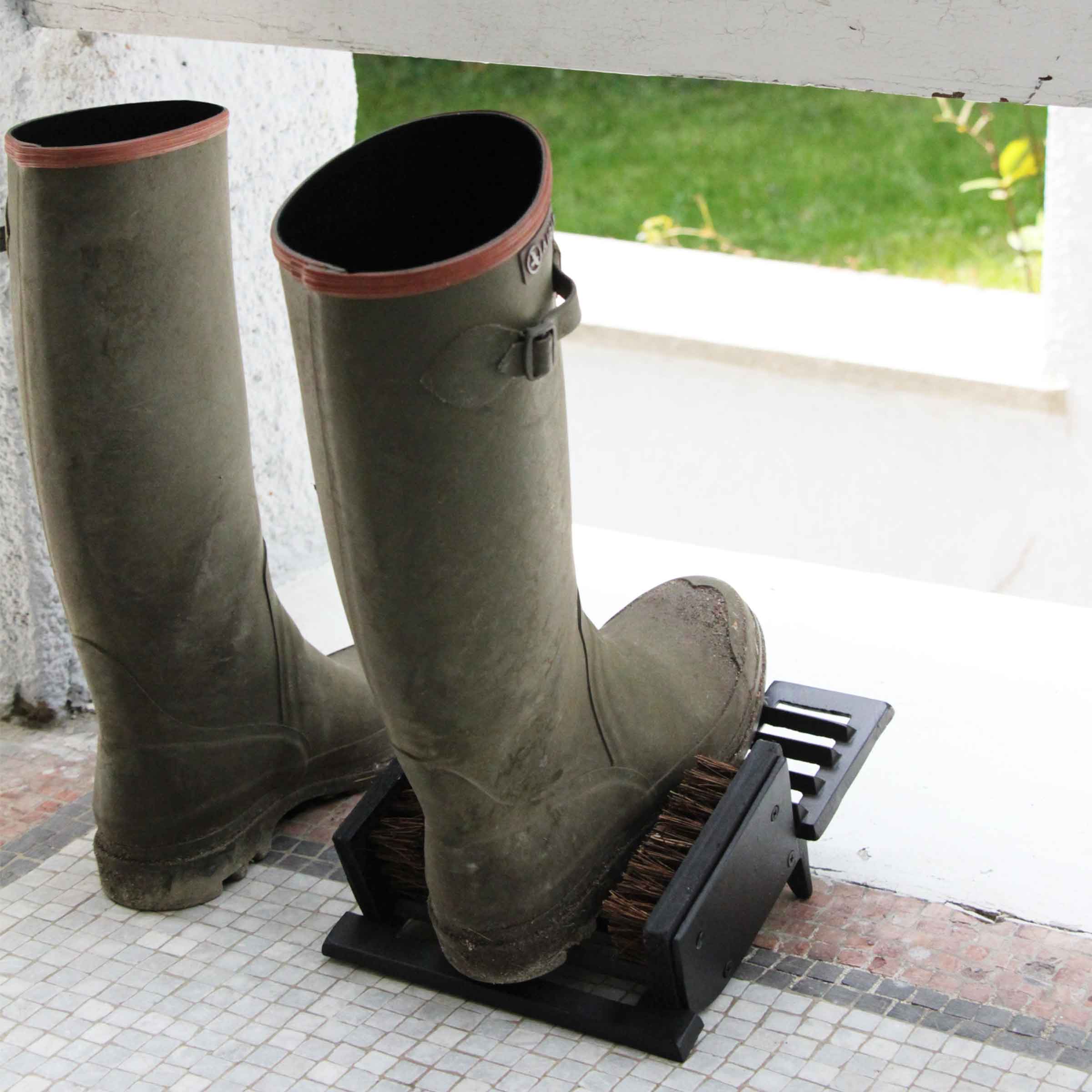 tire bottes brosse noir en fonte avec poils en coco