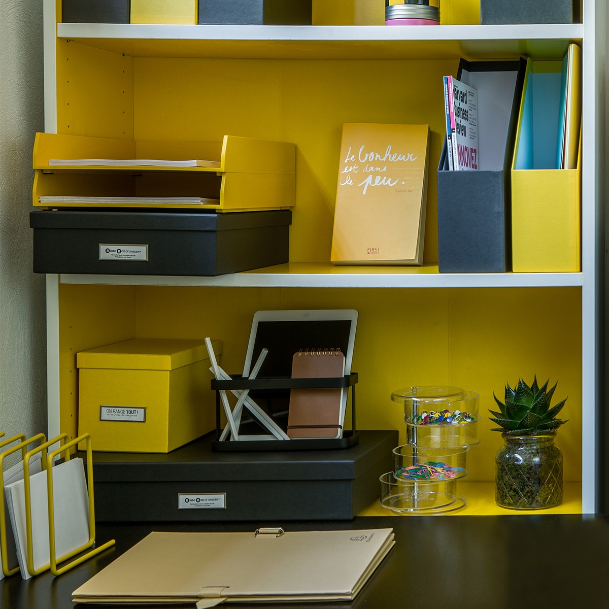 Boîte en carton recyclé blanchi recouvert de papier laminé gris anthracite épais