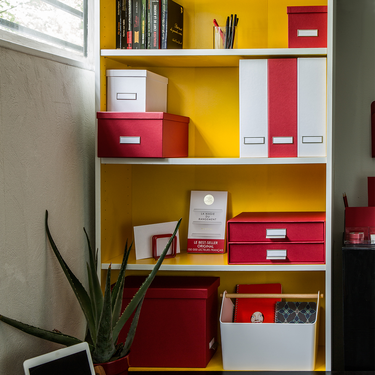 Boîte rectangulaire en carton blanc recouvert de papier recyclé blanc