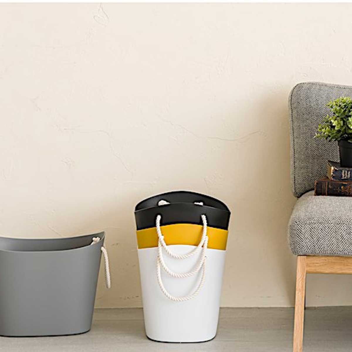panier de rangement design en plastique gris avec anses en corde blanche