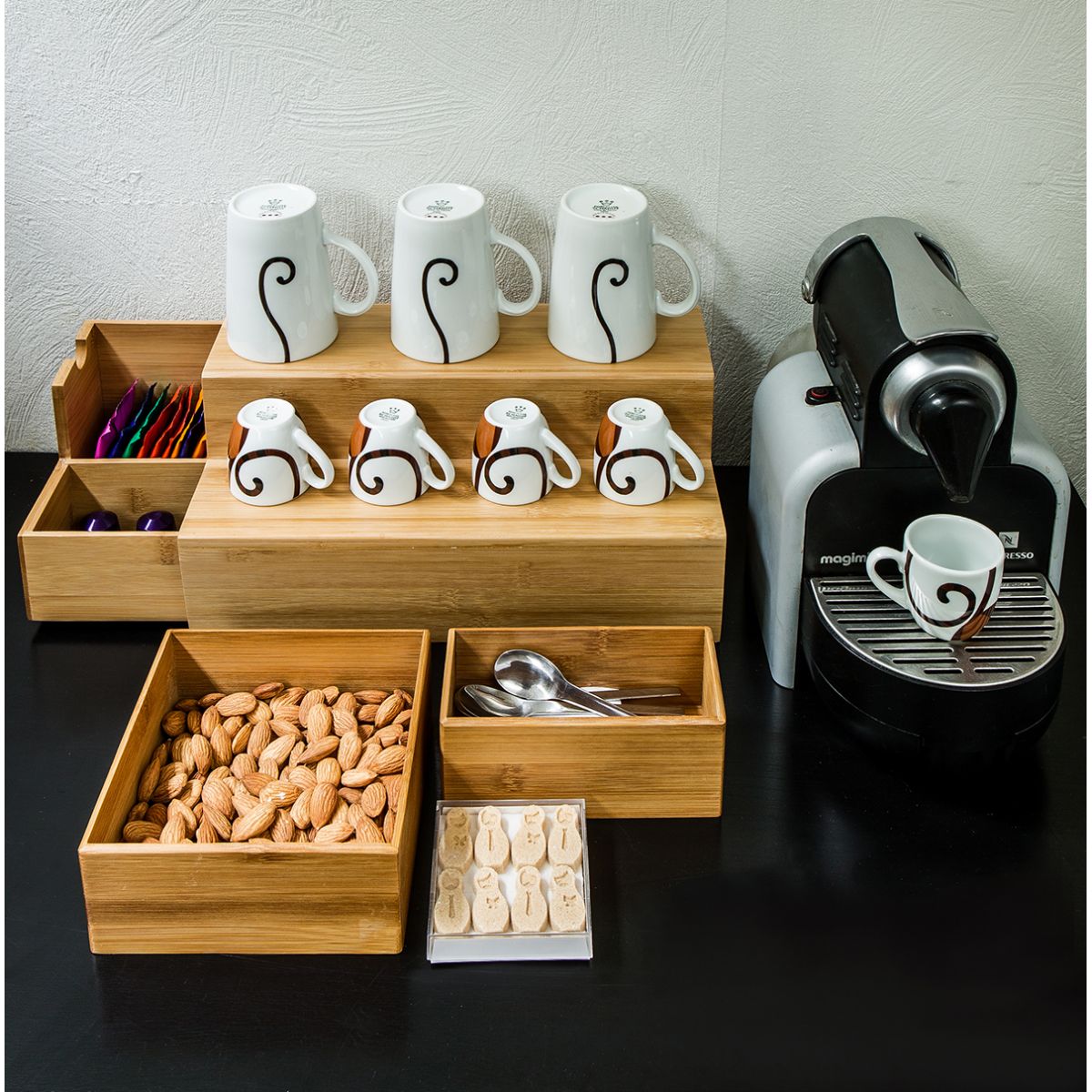 rangement pour tasses et capsules en bambou clair avec tiroir